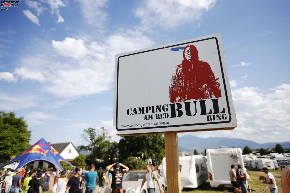 Wer behauptete, die Location Nummer eins für Motorsport-Camping am vergangenen Wochenende sei der Nürburgring gewesen, wo das 24-Stunden-Rennen stieg, der lag falsch: Rund um den Red-Bull-Ring wurden die Heringe in Massen in die Wiese gehauen. Die beschauliche Alm-Idylle wich von Donnerstag bis Sonntag bis in die frühen Morgenstunden einer tosenden Partyzone. Dietrich Mateschitz hatte dieses Szenario opponierenden Anwohnern mit großzügigen Subventionen für Renovierungsarbeiten ihrer Hausfassaden schmackhaft gemacht.
