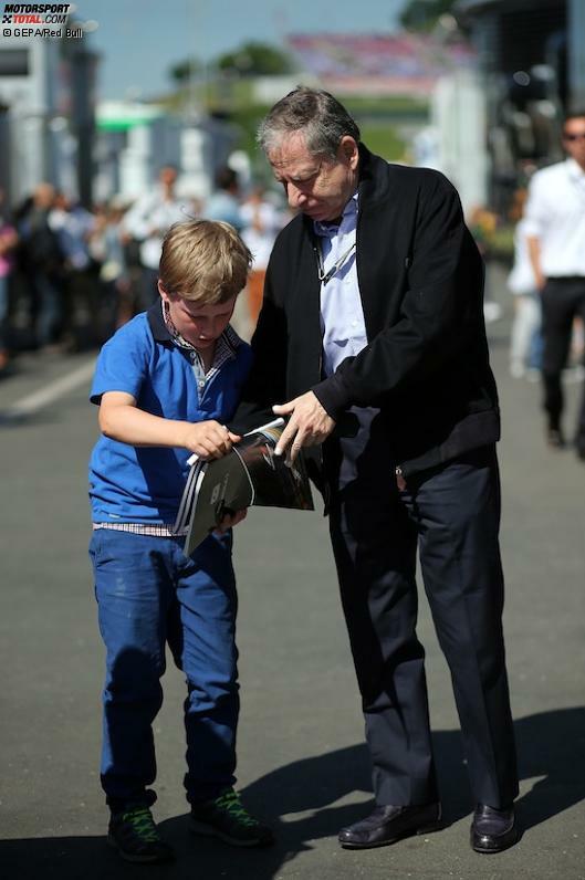 Ja, der Mann kann auch familiär: Jean Todt erklärt im Paddock einem kleinen Fan die Formel-1-Welt. Ob er dem Dreikäsehoch dabei geschildert hat, wieso die neuen Antriebsstränge sechs Komponenten mit unsäglichen Buchstabenkürzeln haben und es für jegliche Kontingentsüberschreitung abgestufte Strafen gibt?
