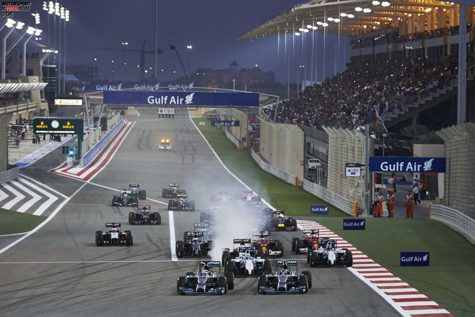 Am Start zum Jubiläums-Grand-Prix in Bahrain - übrigens der 900. der Formel-1-Geschichte - setzt sich Lewis Hamilton vor Teamkollege Nico Rosberg in Führung. Dahinter duellieren die Williams von Bottas und Felipe Massa mit Sergio Perez. Der Mexikaner bringt seine Reifen gewaltig zum Qualmen, doch alle Piloten überstehen die erste Kurve ohne große Probleme.