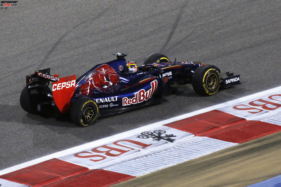 Ein Opfer gibt es in der ersten Runde allerdings doch noch zu verzeichnen: Toro-Rosso-Pilot Jean-Eric Vergne holt sich im Kampf mit einem Lotus einen Plattfuß und muss seine Boxencrew aufsuchen. Der Franzose schimpft hinterher über die rüde Fahrweise seines Kollegen, der ihm das Rennen früh zerstört hat.