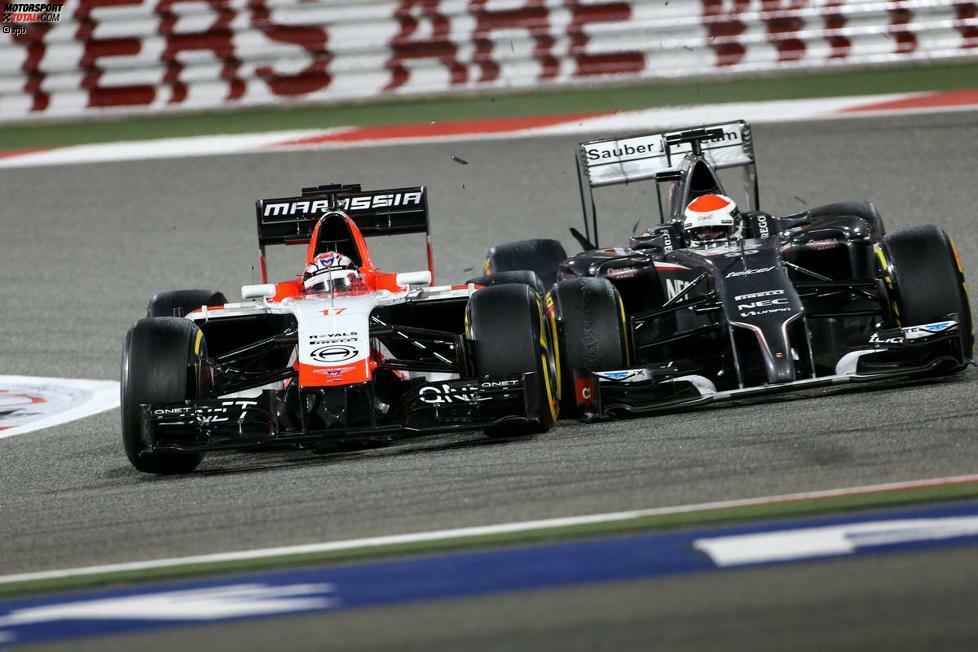 Längst nicht so einig sind sich Jules Bianchi und Adrian Sutil: Gleich zweimal kommen sich der Marussia und der Sauber in Runde 14 viel zu nahe. Der Deutsche büßt seine Reifenmarkierung am Hinterrad ein und bleibt neben der Strecke stehen, der Franzose erleidet einen Reifenschaden und darf sich über zwei Strafpunkte für sein Manöver freuen. Wenigstens kann Sutil nun wieder etwas trinken.