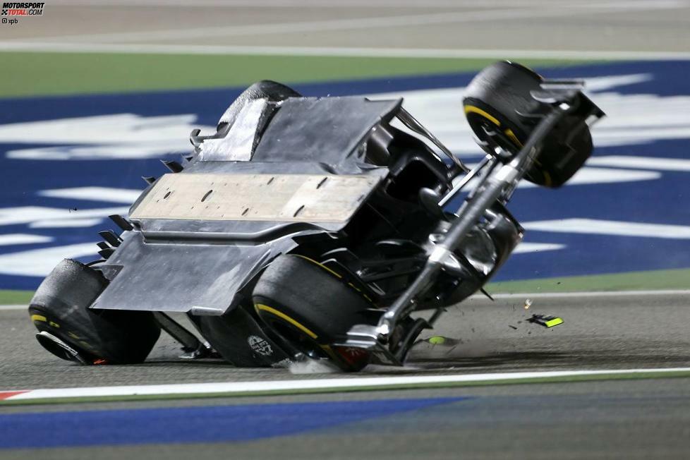 Doch die nächste Schrecksekunde lässt nicht lange auf sich warten: Pastor Maldonado nimmt in Runde 40 aus der Box kommend Esteban Gutierrez auf die Hörner. Der Sauber-Pilot überschlägt sich und bleibt schockiert im Auto sitzen. 