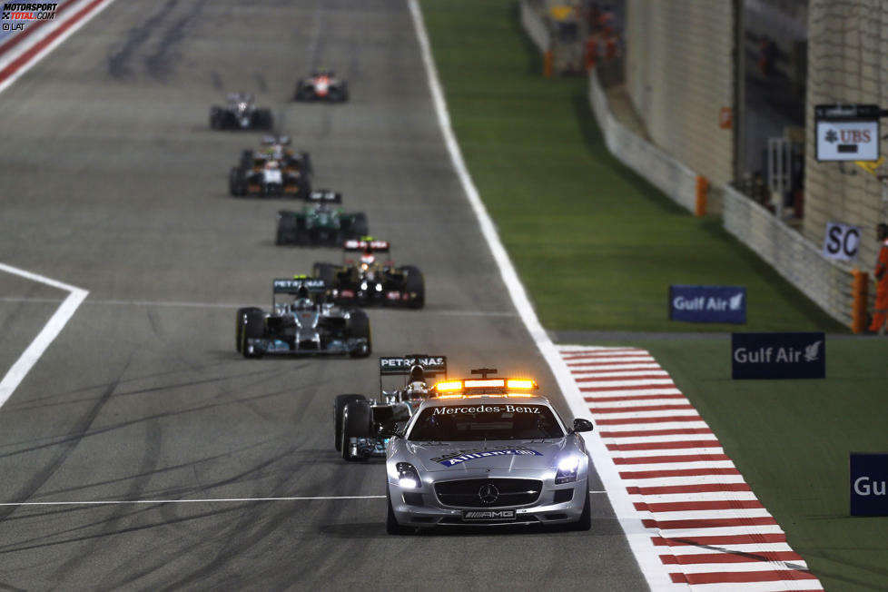 Das Safety-Car muss auf die Strecke, und der schöne Vorsprung von Mercedes - und auch von Force India - ist weg. Besonders schwierig ist die Situation nun für Lewis Hamilton, der bei seinem letzten Boxenstopp die harten Reifen aufgezogen hat und weiß, dass Rosberg auf weichen Pneus die besseren Karten hat.