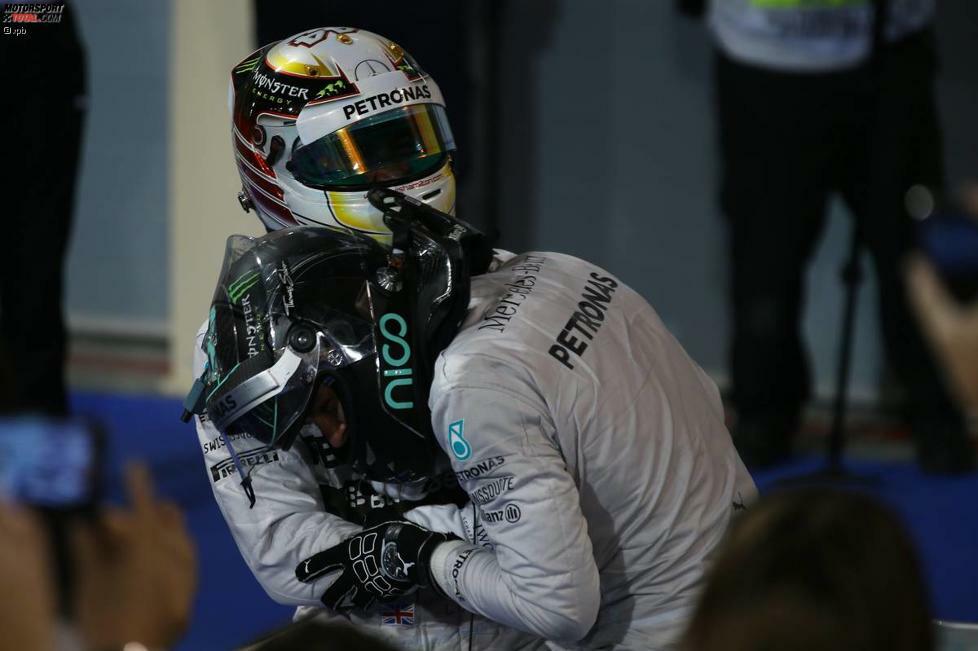 So siegt Hamilton nach Malaysia bereits zum zweiten Mal in Folge, zudem ist es der dritte Mercedes-Sieg im dritten Saisonrennen. Schöne Gesten gibt es auch nach der Zieldurchfahrt: Rosberg und Hamilton umarmen sich herzlich, obwohl sie auf der Strecke nicht gerade zimperlich miteinander umgegangen sind.