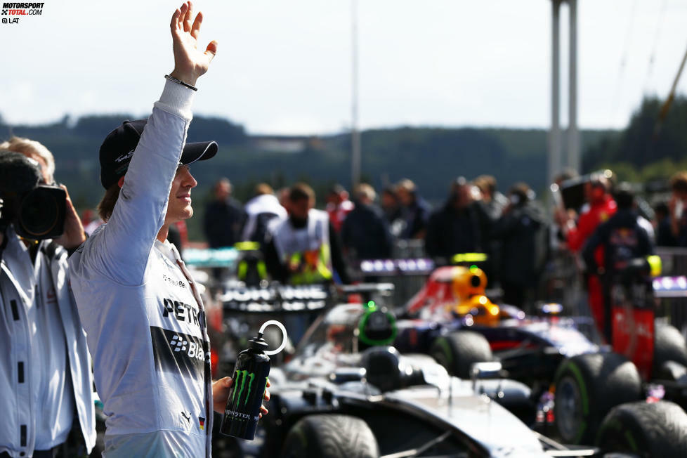 Nach einem verregneten Qualifying in Spa-Francorchamps hat wieder einmal Mercedes-Pilot Nico Rosberg die Nase vorn. Teamkollege Lewis Hamilton geht von Platz zwei aus ins Rennen, Sebastian Vettel startet als Dritter.