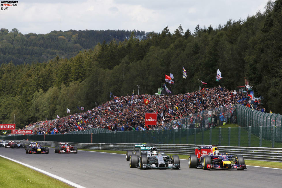 Überholversuch am Ende der Kemmel-Geraden, ist jedoch außen. Der Deutsche verbremst sich leicht, fährt geradeaus und kommt hinter Rosberg zurück auf die Strecke. Damit liegen die beiden Silberpfeile wieder direkt hintereinander auf den Rängen eins und zwei...