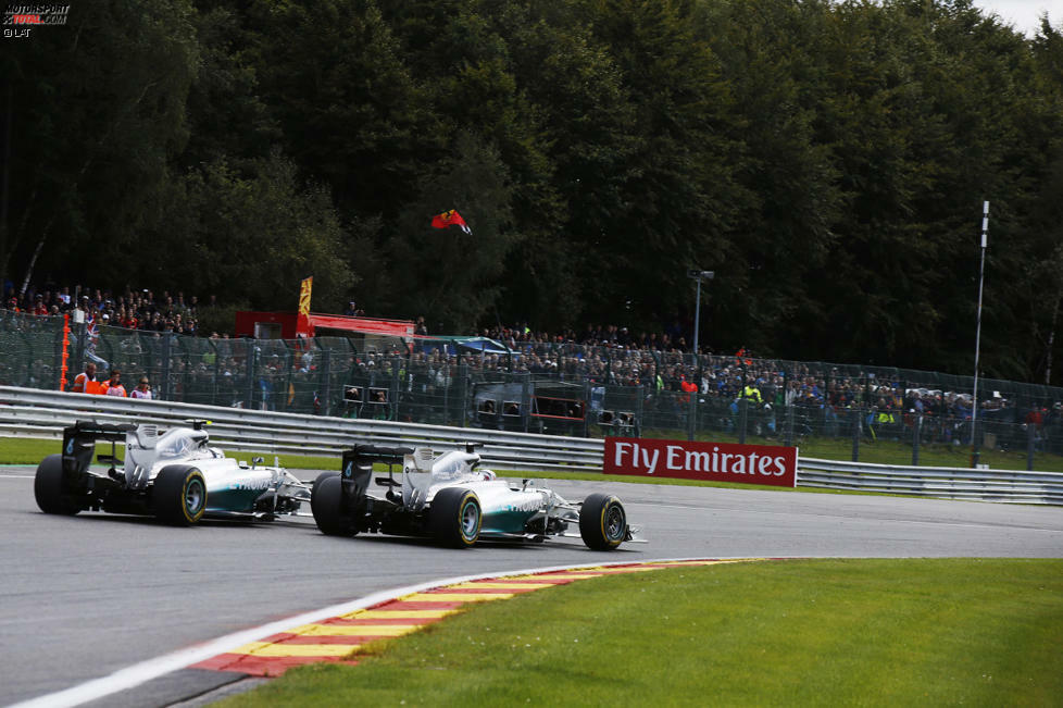 Rosberg macht eine Runde lang mächtig Druck auf seinen WM-Rivalen. Obwohl DRS noch nicht freigegeben ist, wagt er ebenfalls am Ende der Kemmel-Geraden den