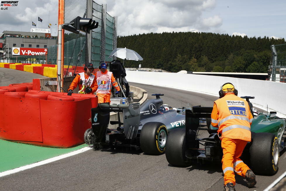 Während Rosberg zunächst weiterfahren kann, schleppt sich Hamilton mit dickem Hals und einem Platten zurück in die Boxengasse, wo er eingangs auf einen anderen Deutschen trifft...