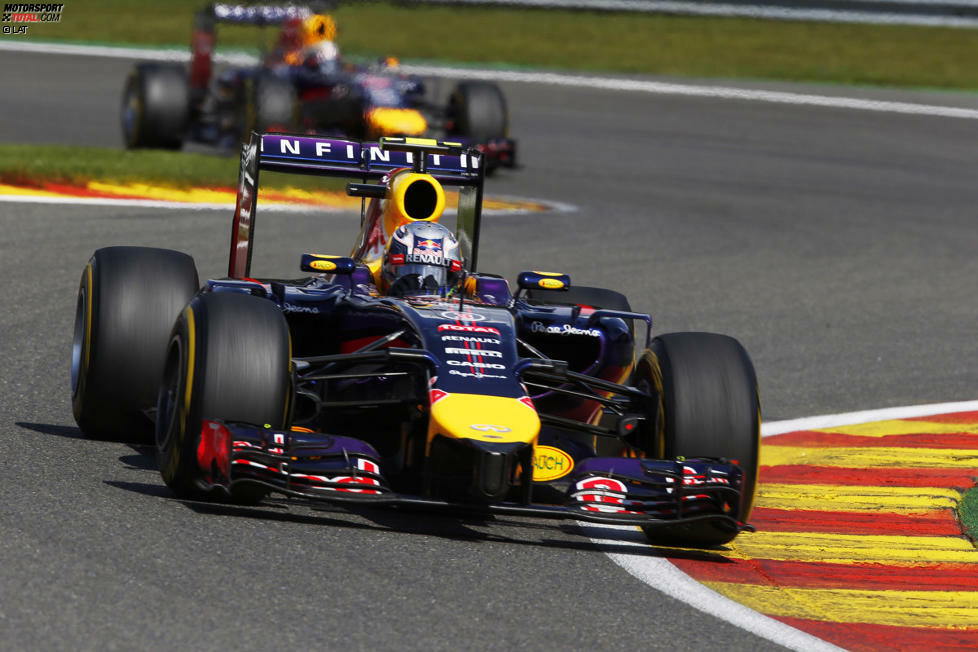 In Runde 6 leistet sich Sebastian Vettel einen kleinen Fahrfehler und kommt kurz von der Strecke ab. Diese Gelegenheit lässt sich Teamkollege Daniel Ricciardo, der ursprünglich als Fünfter gestartet ist, nicht entgehen und zieht vorbei.