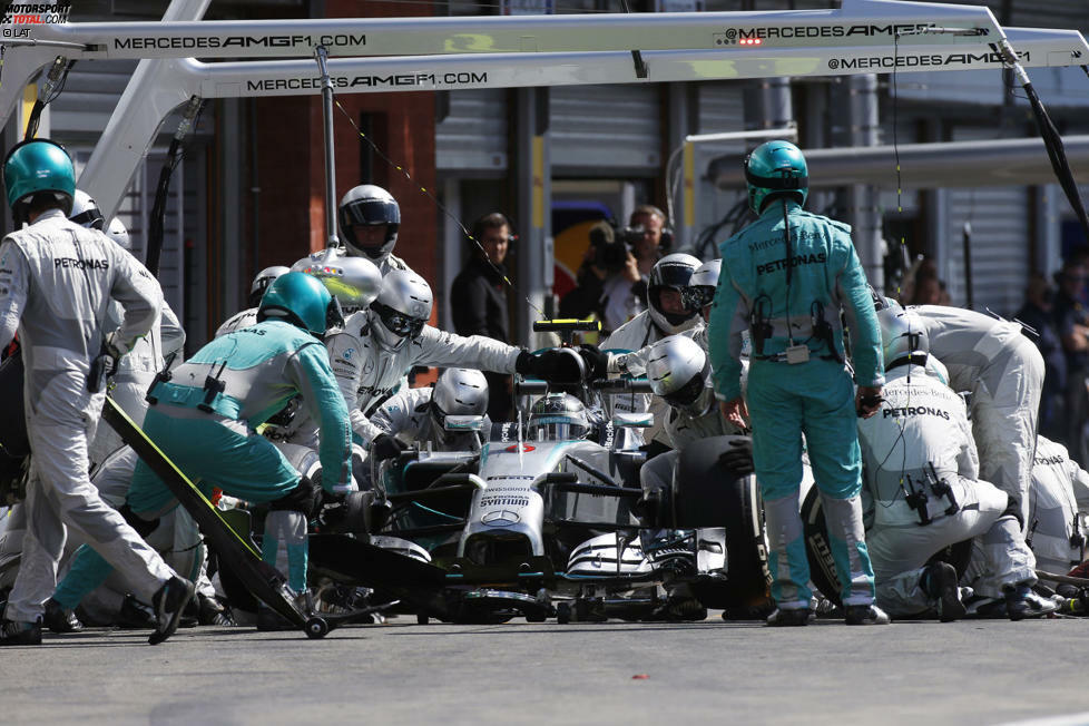 Wenig später muss auch der zweite Silberpfeil an die Box kommen, um die Schäden des Unfalls beheben zu lassen. Dadurch ändert sich bei Rosberg auch die gesamte Strategie. Ricciardo übernimmt erstmals die Führung.