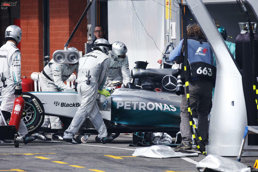 Vier Runden vor Schluss ist das Rennen für Hamilton endgültig zu Ende. Wiederholt hat sich der Brite über Funk gemeldet, ob es nicht sinnvoller wäre, aufzugeben und den Motor zu schonen. Nachdem das Team stets noch auf eine Safety-Car-Phase spekuliert hat, holt man Hamilton letztlich doch an die Box und gibt ein technisches Problem vor.
