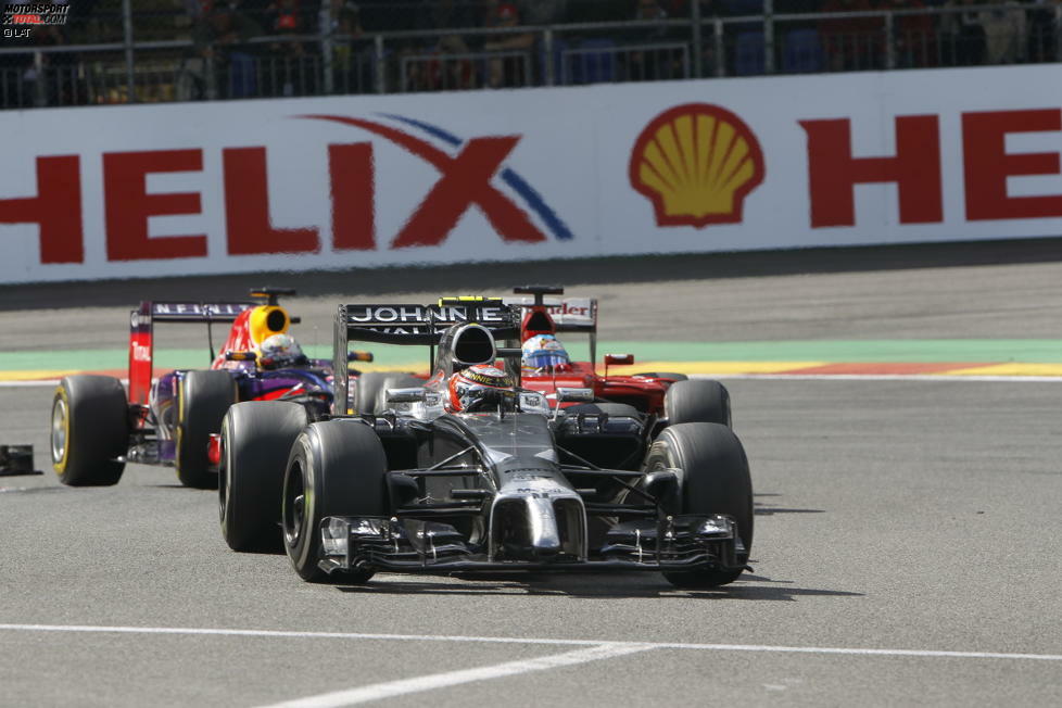 Dahinter entwickelt sich in den letzten Runden ein packender Vierkampf. Kevin Magnussen fährt mit harten Bandagen gegen Fernando Alonso, der sich zum wiederholten Mal die Zähne am jungen Dänen ausbeißt. Magnussen drängt den Ferrari-Star von der Strecke ab, bekommt nach dem Rennen eine 20-Sekunden-Strafe. In einer anderen Situation profitiert Vettel vom Zweikampf der beiden und geht an beiden vorbei. Auch Button ist involviert und kassiert schließlich noch Alonso.