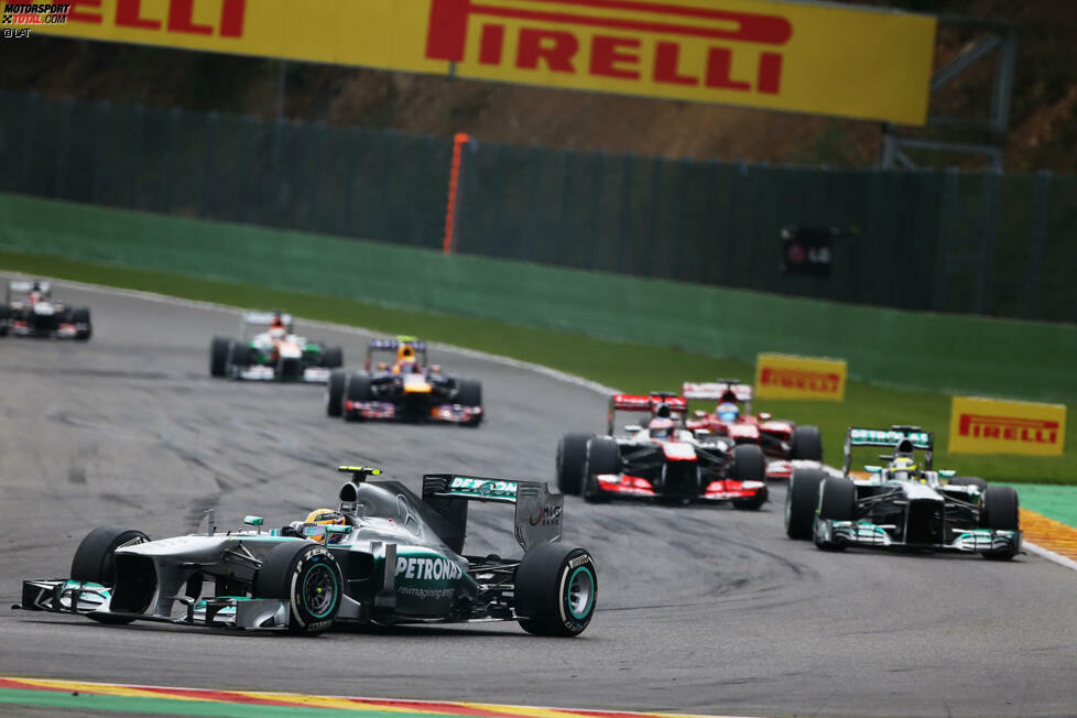 Hamiltons Führungskilometer enden aber schon nach wenigen Kurven. Vettel zieht an dem Briten vorbei, der nun seinen Teamkollegen Nico Rosberg im Rückspiegel hat.
