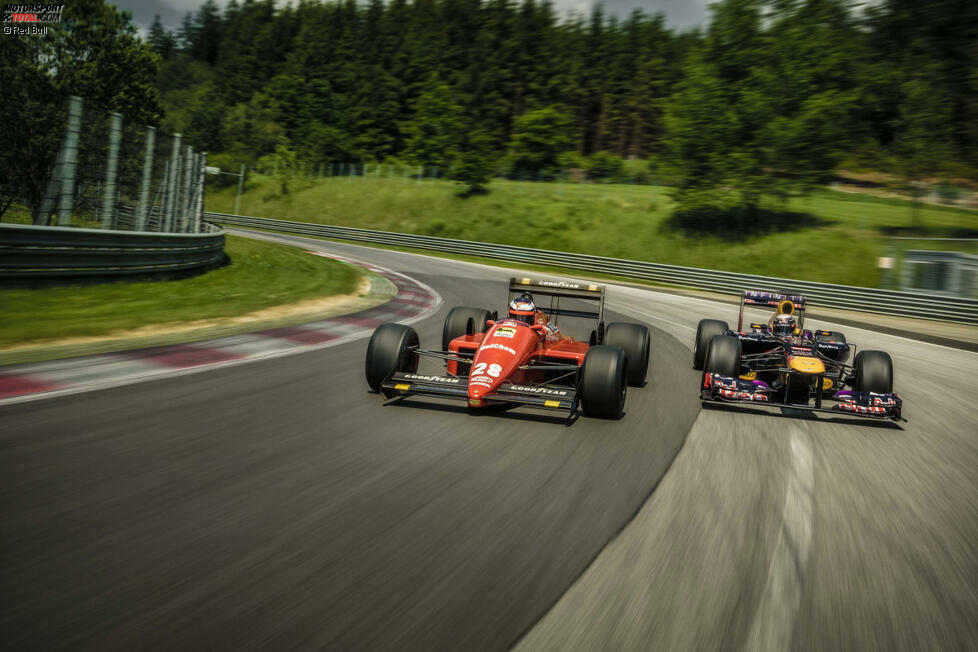 Rückblende: Es ist ein Stelldichein der Legenden. Wenige Tage vor der Rückkehr der Formel 1 auf den Red-Bull-Ring treffen sich schon einmal zwei alte Bekannte auf der österreichischen Rennstrecke in der Steiermark. Vettel und Berger bringen jeweils einen berühmten Boliden mit, mit dem sie schon einmal im Vorab um den Kurz heizen: Der Deutsche fährt mit seinem RB8 von 2012, der Österreicher mit seinem Ferrari von 1988.