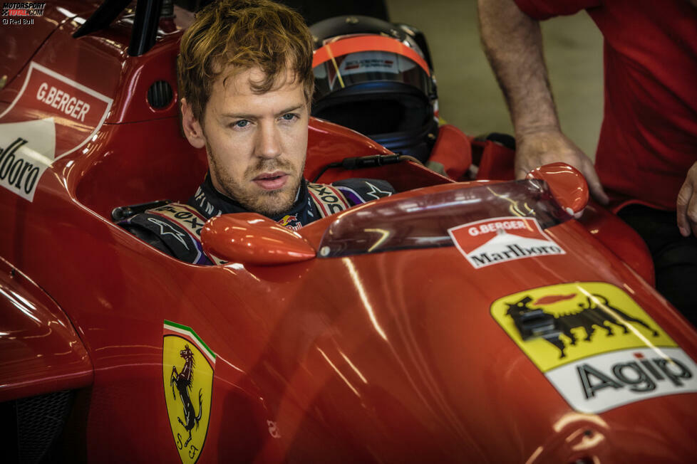 Für Vettel, der nur die Hightech-Formel-1 der heutigen Zeit gewohnt ist, ist der Ferrari ein richtiger Kulturschock: Seine Schultern schauen oben heraus, es gibt einen Schaltknüppel, drei Pedale - und natürlich keine Servolenkung. Zudem zeigen Vettels Beine nach unten anstatt wie in den heutigen Boliden nach oben. Noch keinen Meter ist Vettel gefahren, da lautet sein erstes Fazit: 