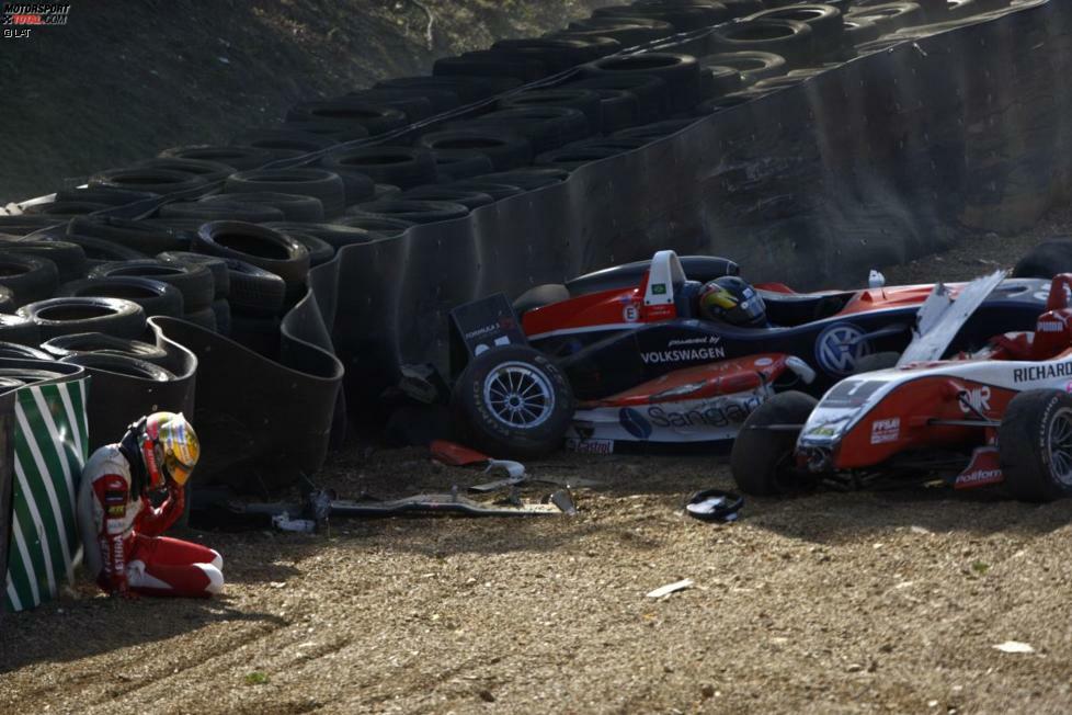 Große Highlights wechseln sich mit Tiefschlägen ab. Immer wieder wird der damals oft ungestüme Jules Bianchi in Unfälle verwickelt, wie hier 2009 beim Formel-3-Rennen in Brands Hatch.