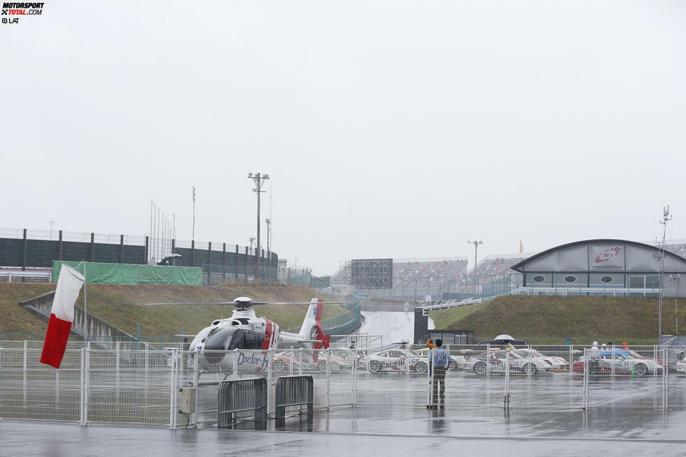 Der Rettungshubschrauber steht bereit, Bianchi wird aber aus medizinischen Gründen mit Polizeieskorte im Rettungswagen ins nahe Krankenhaus in Yokkaichi gebracht.