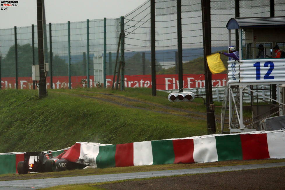 Sutil verliert auf nasser Strecke ausgangs der S-Kurven, in Turn 7 (Dunlop), die Kontrolle über seinen Sauber. Der Einschlag ist harmlos, aber von Marshall-Post 12 werden sofort gelbe Flaggen geschwenkt.