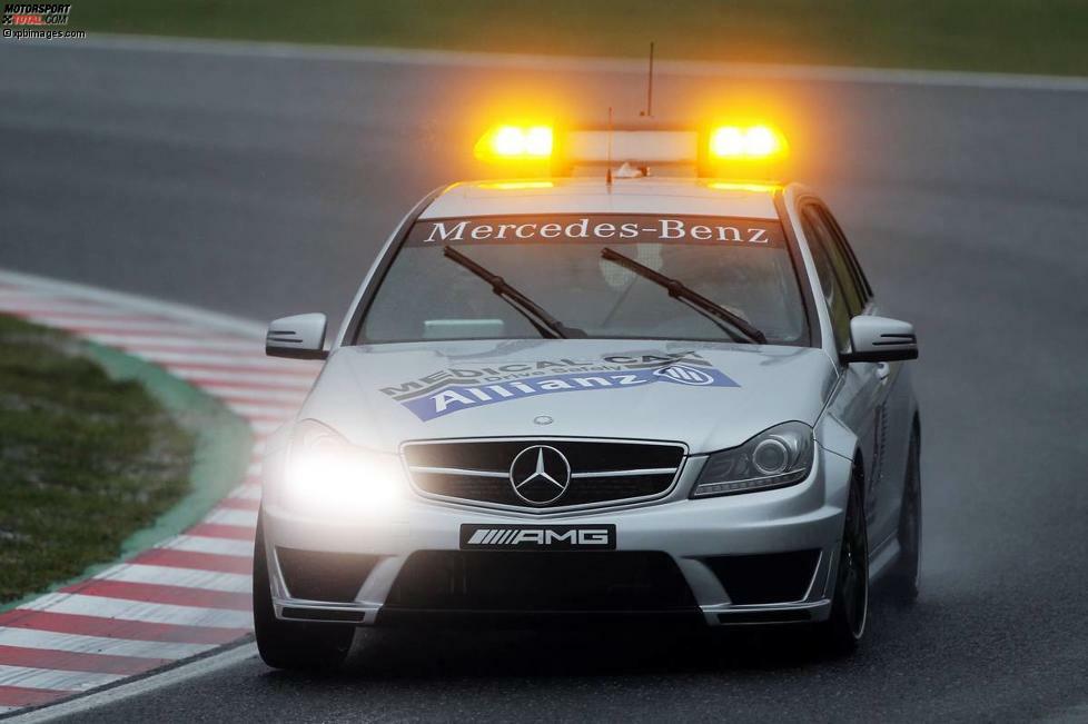 Alan van der Merwe eilt mit dem Medical-Car zur Unfallstelle. Formel-1-Chefarzt Ian Roberts befindet sich auf dem Beifahrersitz und leistet Ersthilfe.