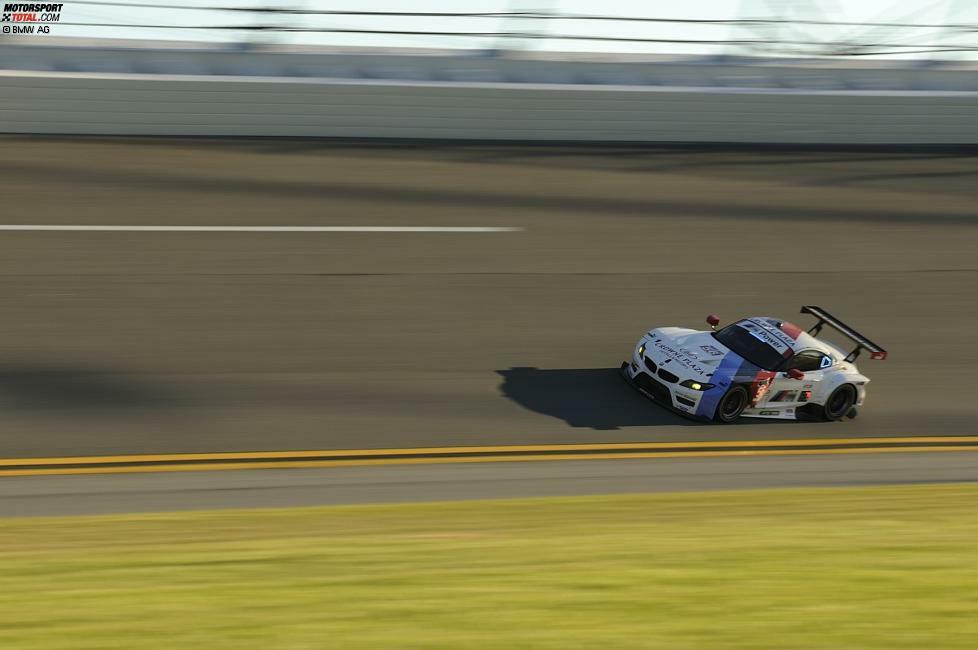 Und das erste Saisonrennen verlief ganz nach dem Geschmack der BMW-Fans in Nordamerika. Beide Autos zeigten eine überzeugende Leistung, der BMW Z4 GTLM mit der Nummer 55 erkämpfte sich die erste Podestplatzierung des Jahres. Schlussfahrer Hand fehlten auf Position zwei lediglich 2,838 Sekunden zum Sieg. Die Nummer 56 sah auf dem vierten Rang die Zielflagge.