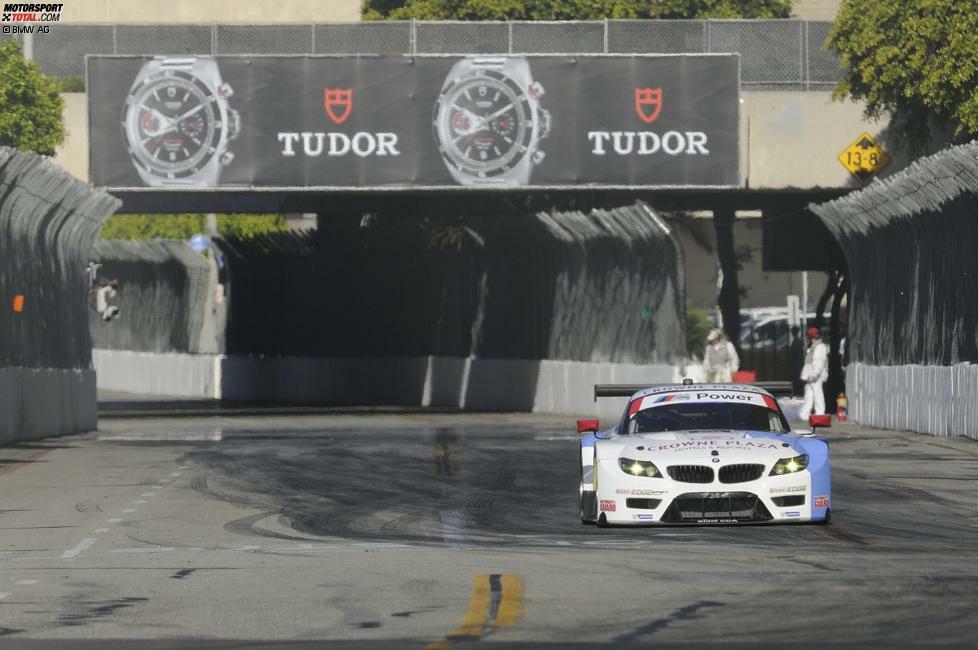 Für Saisonrennen Nummer drei wechselte die USCC zum ersten Mal in den Sprintmodus: Der Lauf in Long Beach wurde über eine Dauer von lediglich 100 Minuten ausgetragen. Nach einem erfolgreichen Qualifying mit den Plätzen zwei (55) und drei (56) konnte BMW nach dem Rennen auf dem anspruchsvollen Stadtkurs das erste Podium für Müller und Edwards, die Dritte wurden, bejubeln. Für Auberlen und Priaulx endete der Auftritt in Kalifornien jedoch mit einer Enttäuschung. Nachdem bei einem Boxenstopp eine neue Tür an ihrem BMW Z4 GTLM hatte eingesetzt werden müssen, kam das Duo im hinteren Feld ins Ziel.