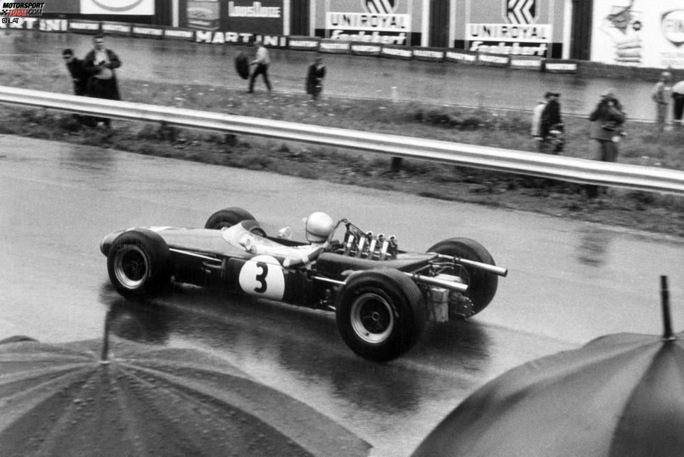 Mit Cooper ging es anschließend bergab und Brabham baute seinen eigenen Rennstall auf, mit dem 1962 erstmals an den Start ging. Weil die Motoren auf 1,5 Liter Hubraum limitiert waren, blieben Erfolge allerdings Mangelware. Erst 1966 erlaubten die Regelhüter überraschend 3-Liter-Aggregate, was Brabham gemeinsam mit der Firma Repco mit einer Nacht-und-Nebelaktion für sich nutzte: Ein sehr simpler V8-Motor war ein Zuverlässigkeitsgarant und Gold wert.
