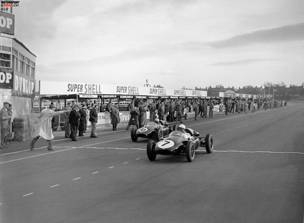 Der Durchbruch kam bei einem Formel-1-Rennen in Snetterton, das nicht zur offiziellen WM zählte. Brabham duellierte sich lange mit Legende Sterling Moss um den Sieg, verlor den Zweikampf, aber gewann die Gewissheit, dass er eine Profikarriere im Motorsport anstreben wollte. Es kam nach einer missglücken Maserati-Expedition der Rückschritt in die Formel 2 mit Cooper, dazu bestritt Brabham Sportwagen-Rennen für Aston Martin und sporadische Einsätze in der Königsklasse.