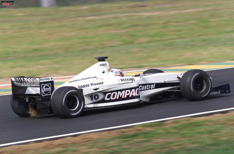 Beim zweiten Saisonrennen in Braslien läuft es besser für den Rookie. Da David Coulthard nach dem Rennen disqualifiziert wird, rückt Button auf Platz sechs vor und holt damit den ersten Punkt seiner Formel-1-Karriere. Als damals jüngster Punktesammler aller Zeiten.