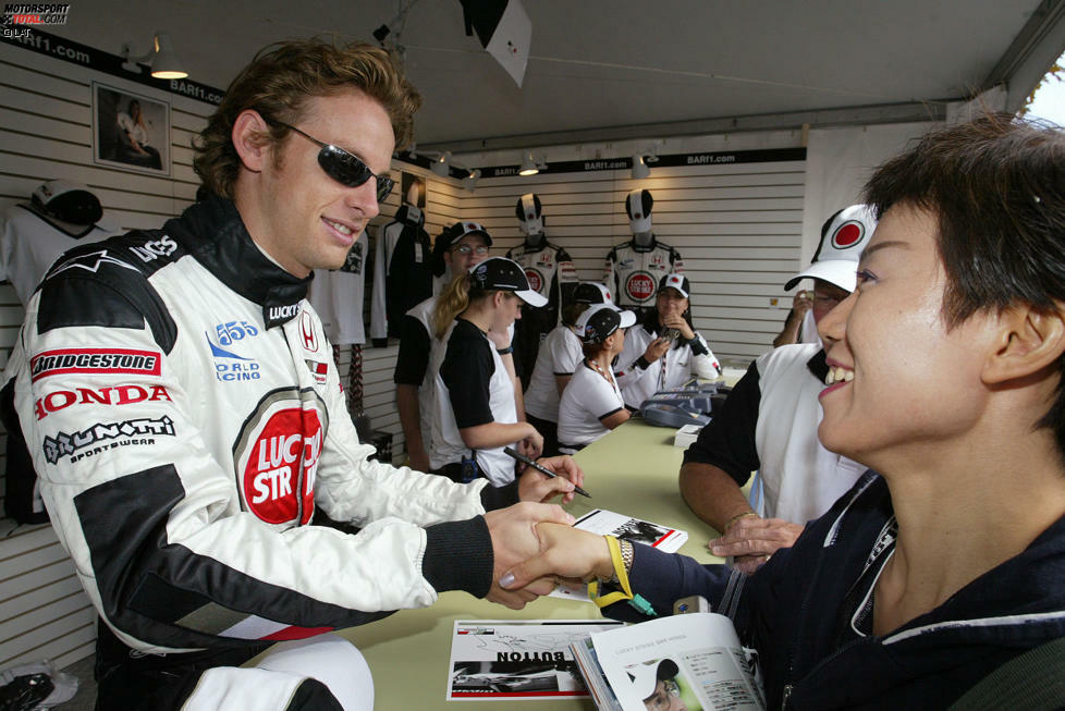 2003 geht Button dann für BAR an den Start. Bei den Fans ist er schnell deutlich gefragter als Teamkollege und Ex-Weltmeister Jacques Villeneuve, den er regelmäßig hinter sich lassen kann. Der Wechsel verleiht Buttons Karriere einen echten Aufschwung.