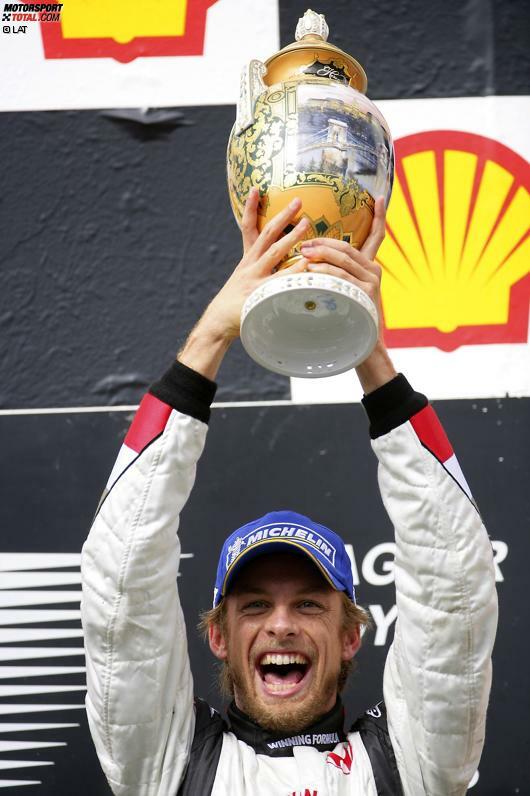 In Ungarn gelingt Button 2006 im 113. Anlauf dann endlich der erste Sieg. In einem chaotischen Rennen profitiert der Engländer unter anderem von den Ausfällen der WM-Favoriten Michael Schumacher und Fernando Alonso. Für Button ist es ein extrem wichtiger Erfolg, denn zu diesem Zeitpunkt galt er bei vielen bereits als 