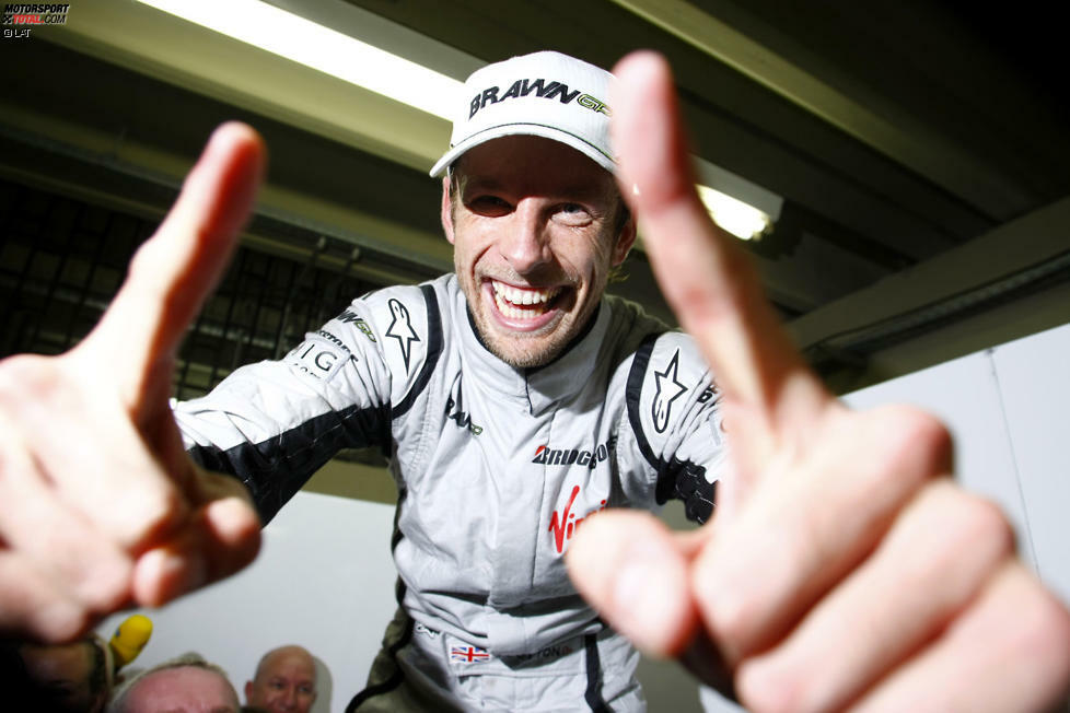 Am Ende des Jahres 2009 schafft Button das, wovon er immer geträumt hat: Der Brite ist Weltmeister! Mit elf Punkten Vorsprung vor Sebastian Vettel sichert er sich den Titel. Der WM-Sieg bringt ihm für 2010 außerdem einen Vertrag bei McLaren ein.