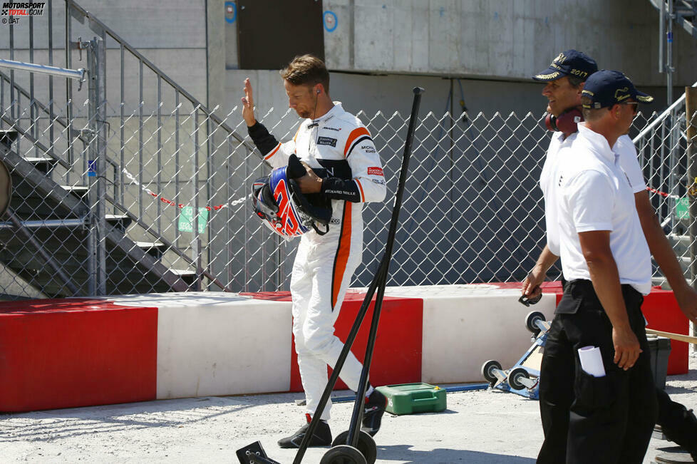 2017 gibt es noch einmal ein Kurz-Comeback: Button vertritt in Monaco Fernando Alonso bei McLaren, weil dieser zeitgleich beim Indy 500 an den Start geht. Sein letztes Formel-1-Rennen endet allerdings mit einem Crash. Nach seiner aktiven Karriere macht sich Button unter anderem als TV-Experte bei Sky einen Namen.