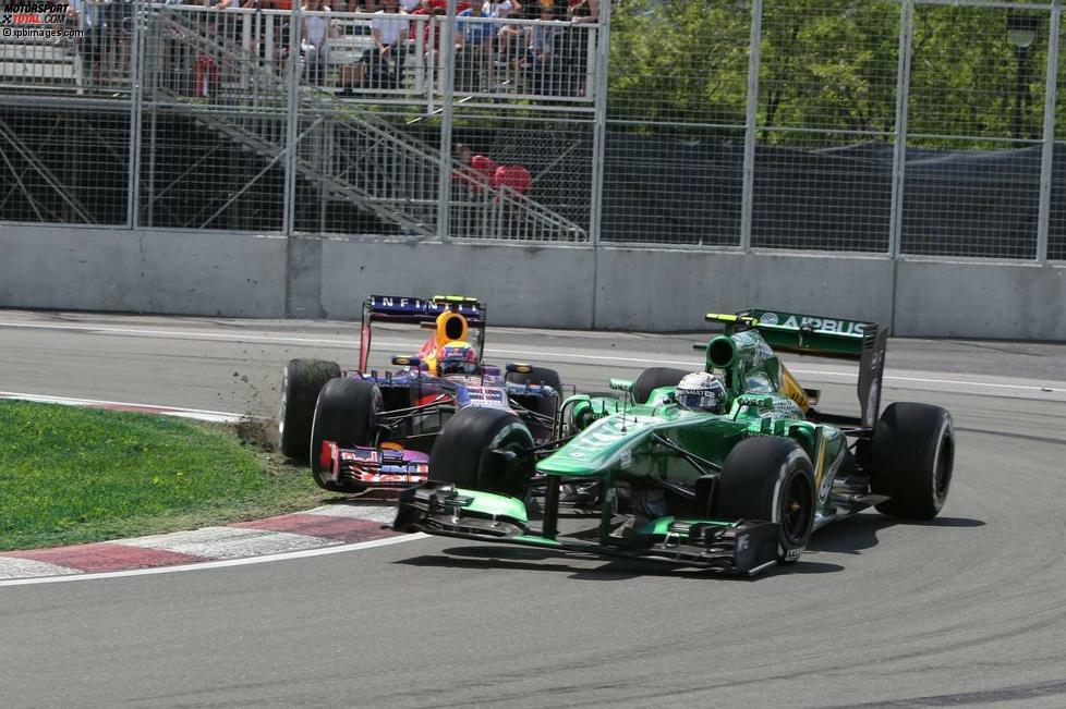 Mark Webber liegt lange Zeit auf Position zwei, büßt aber bei einem Rammstoß durch Giedo van der Garde Teile seines Frontflügels ein und landet schließlich 