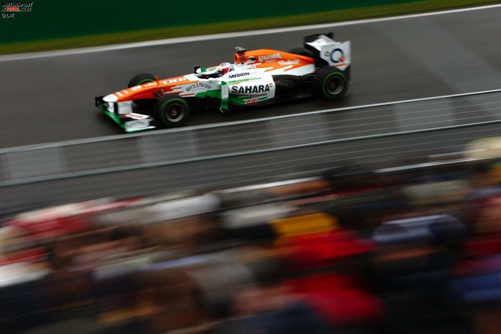Die erste Bestzeit des Wochenendes geht überraschend an Force-India-Mann Paul di Resta, der im ersten Freien Training auf abtrocknender Strecke die schnellste Runde fährt und anschließend von gelben Flaggen profitiert, die nach einem Unfall von Pastor Maldonado (Williams) geschwenkt werden.