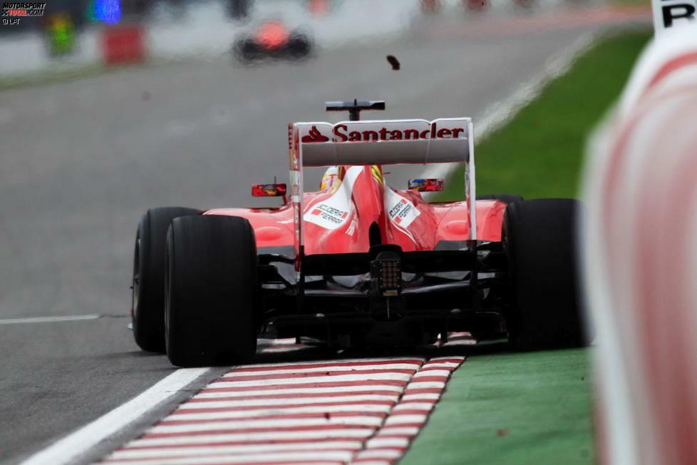 Das Qualifying startet trocken, doch dann setzt während Q2 Regen ein, was Felipe Massa auf dem falschen Fuß erwischt. Den ersten Ausrutscher übersteht sein Ferrari noch unbeschadet, doch nach dem Einschlag in Kurve drei ist das Qualifying für ihn beendet und für alle anderen erst einmal unterbrochen.