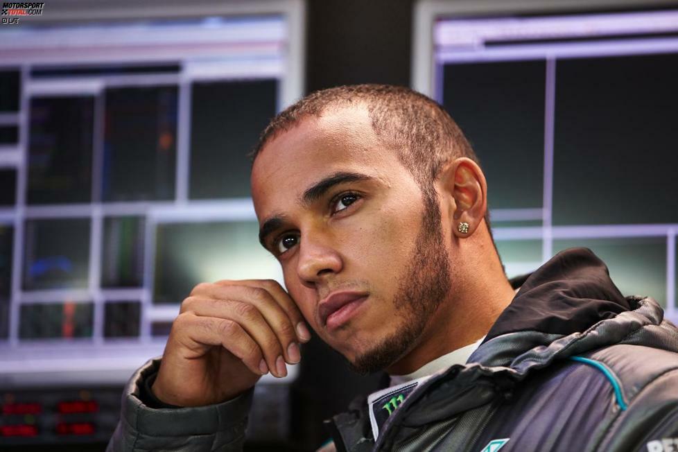 Nachdem bei einem Rahmenrennen die Leitplanke beschädigt wird, beginnt der Arbeitstag der Piloten am Samstag mit 30 Minuten Verspätung. Lewis Hamilton (Mercedes) und seine Kollegen sind erst einmal zur Untätigkeit gezwungen.