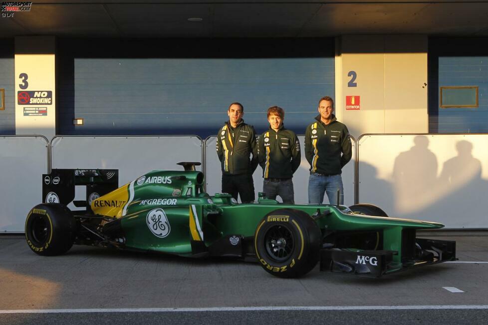 2013: Endlich gibt es wieder einen Caterham in real zu sehen, auch wenn das Team ebenfalls auf die Variante setzt, bei der man das Auto einfach vor die Garage rollt. Immerhin dürfen sich zum Fotoshooting zwei neue Piloten auf den Wagen setzen: Charles Pic und Giedo van der Garde bringen Caterham aber nur den letzten Platz