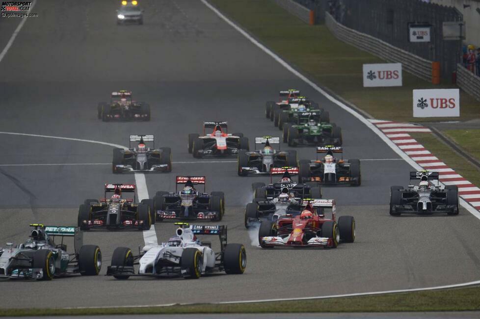 Auch Teamkollege Valtteri Bottas hat in der ersten Kurve eine Begegnung der unheimlichen Art. Der Finne touchiert mit seinem FW36 den Mercedes von Rosberg, der schlecht gestartet war. Wie bei Massa/Alonso geht auch bei Bottas/Rosberg alles gut - Glück gehabt.