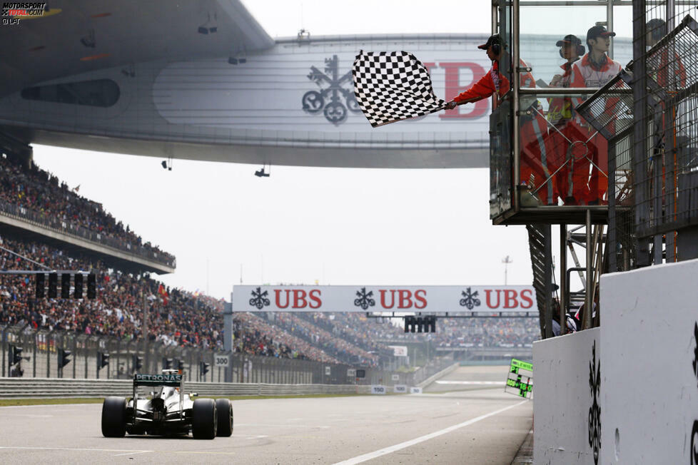 Gänzlich unbeeindruckt vom Red-Bull-Teamduell bringt Hamilton seinen dritten Saisonsieg sicher nach Hause. Die größte Überraschung erlebt er kurz vor Schluss, als die Karierte Flagge versehentlich eine Runde zu früh gezückt wird. Statt den Stand nach 56 Runden zu werten, geht schließlich der Stand nach 54 Runden als offizielles Rennergebnis in die Geschichte ein.