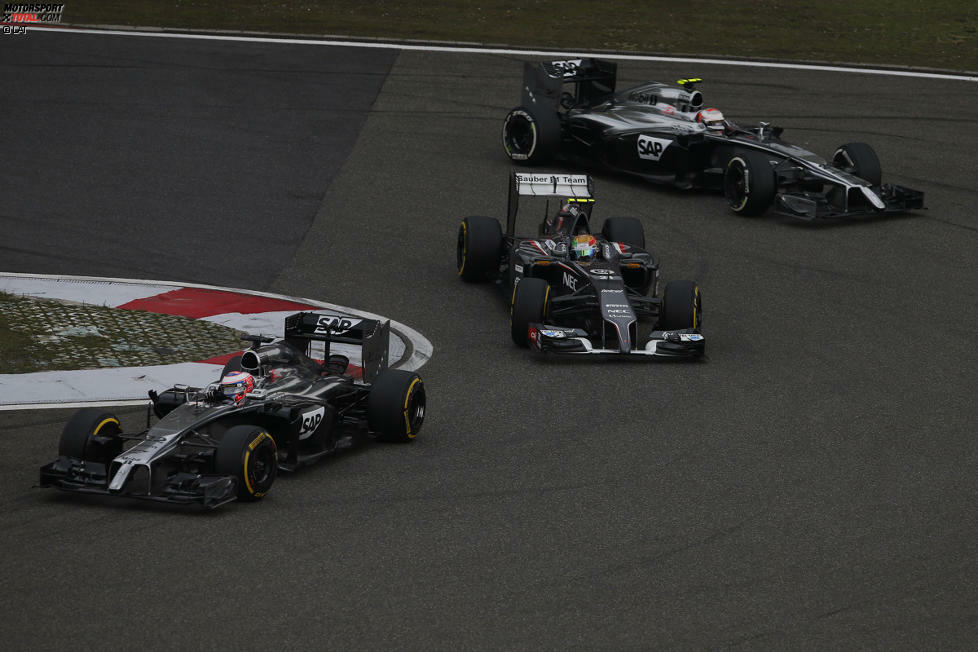 Zu denen, die in Schanghai 2014 leer ausgehen, zählen die beiden McLaren-Piloten Jenson Button (11.) und Kevin Magnussen (13.) ebenso wie Esteban Gutierrez. Der Mexikaner wird im einzigen ins Ziel gekommenen Sauber 16.