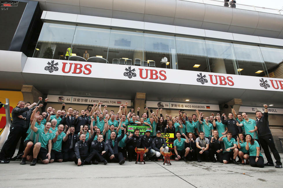 Jubel hingegen bei Mercedes: Vierter Sieg beim vierten Grand Prix des Jahres und bereits der dritte Doppelsieg. Mit dem dritten 1-2 hintereinander ist Mercedes das erste Team seit Ferrari in der Saison 2004, dem ein solches Kunststück gelingt.