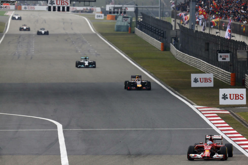 Am Silberpfeil des Australien-Siegers ist die Telemetrie ausgefallen. Ohne Datenübertragung zur Box und entsprechender Rückmeldungen tut sich Rosberg schwer, gegen Ricciardo und Alonso zu bestehen.