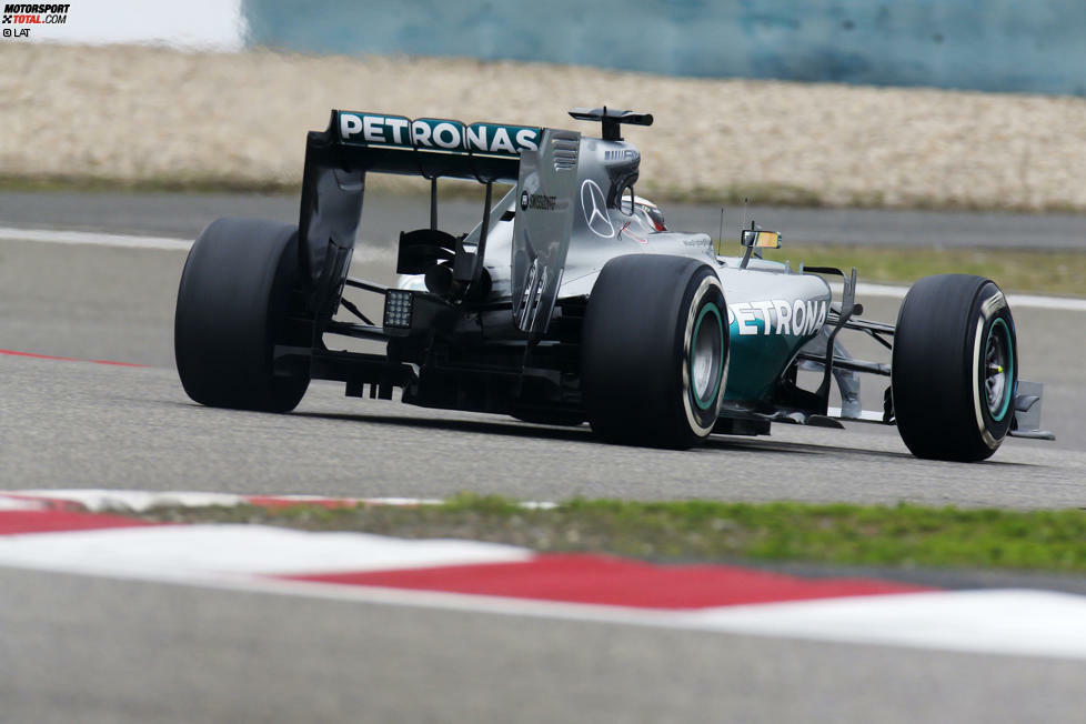 Am Freitagnachmittag allerdings rückt Klassenprimus Mercedes die Verhältnisse wieder zurecht. Lewis Hamilton holt sich die Bestzeit im zweiten Freien Training und schließt den Freitag als Gesamtschnellster ab.