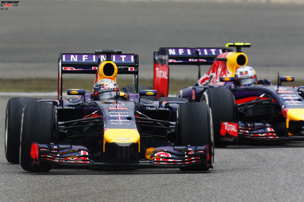 Ricciardo hat derweil ein ganz anderes Problem und das heißt Sebastian Vettel. Der Weltmeister verweigert es zunächst, dem Funkspruch 