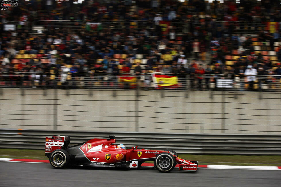 Fernando Alonso bereitet dem neuen Ferrari-Teamchef einen Einstand nach Maß. Der Spanier scheucht seinen F14 T im ersten Freien Training am Freitag am schnellsten um den 4,541 Kilometer langen Shanghai International Circuit.