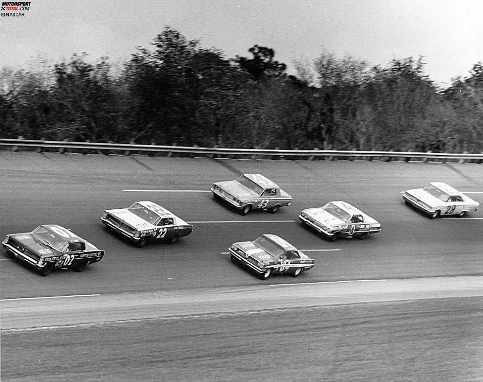 1963 im 31 Grad steilen Banking: A.J. Foyt (#02) führt vor Fireball Roberts (#22) und Richard Petty (#43).