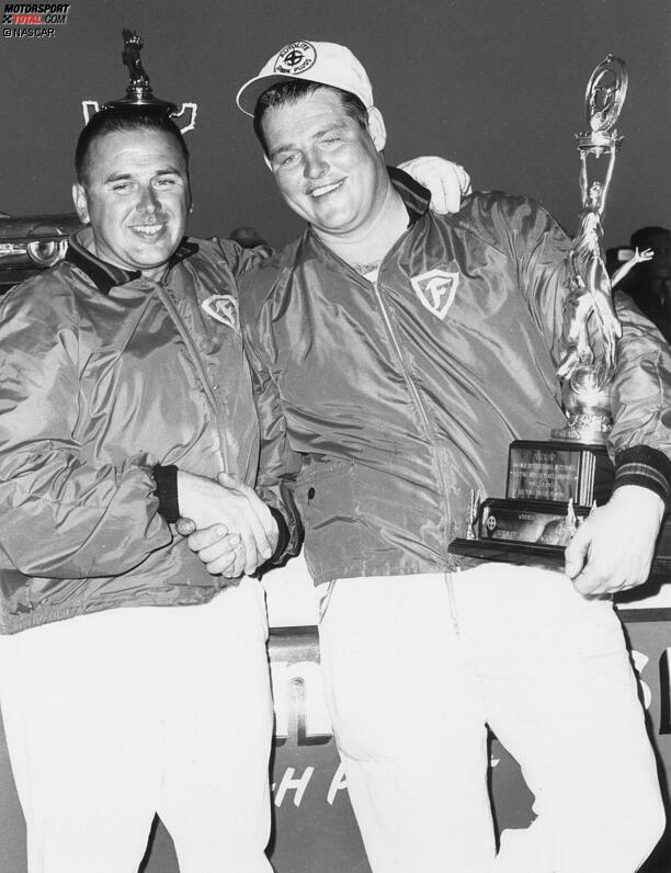 Es gewinnt Tiny Lund (re.) als Ersatzmann des verletzten Dave Marcis (dem Sieger 1962), der dann doch fahren konnte und Zehnter wird.
