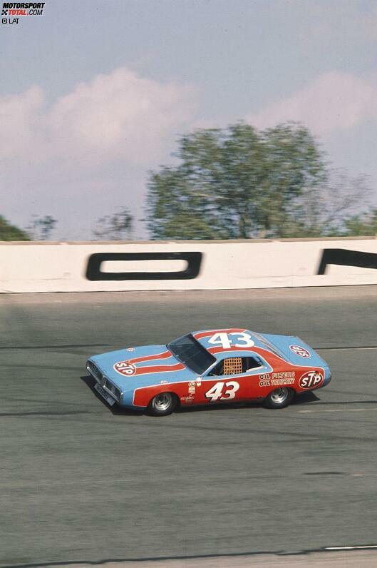 ... nicht aber das Daytona 500 im darauffolgenden Jahr 1975. Nach einem frühen Boxenstopp hetzt er der Meute hinterher. In Front liegt sein alter Rivale David Pearson.