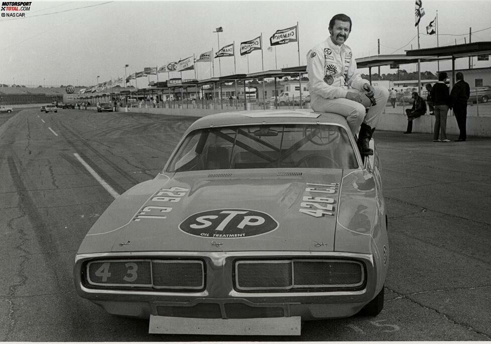 1973: Richard Petty, sein Dodge Charger und seine Cowboystiefel, in denen der King wegen der starken Hitzeentwicklung fährt.