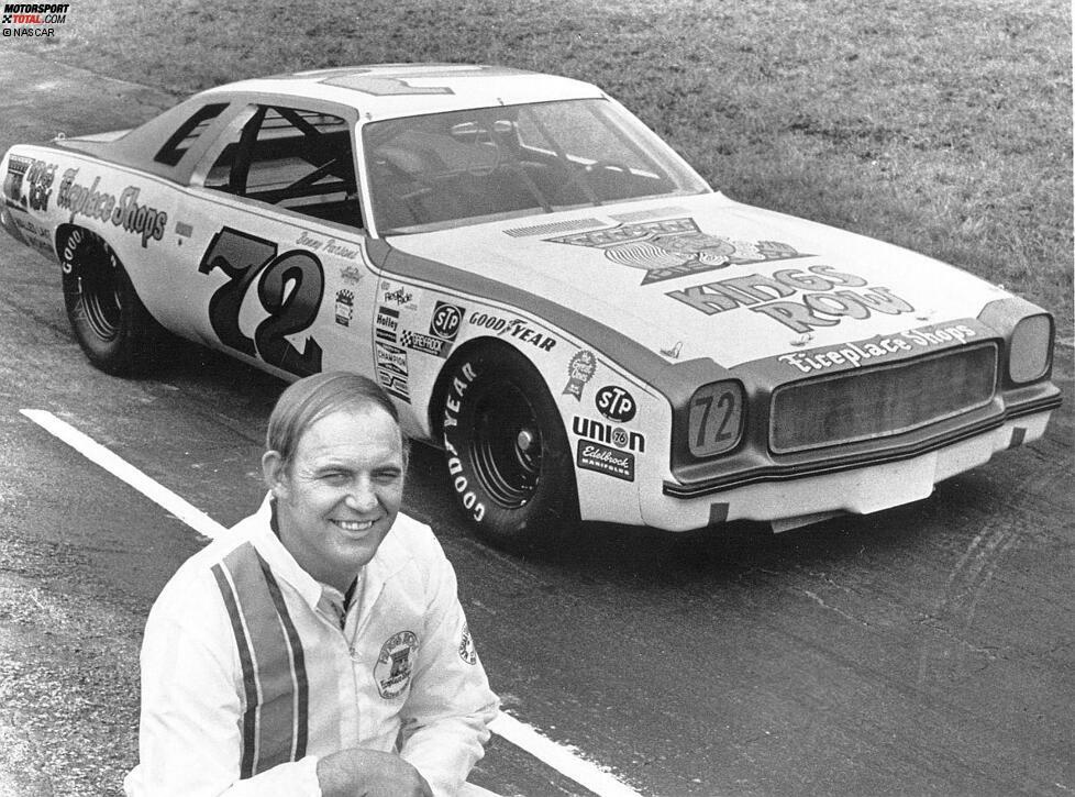 Pearson darf nicht gewinnen, also gibt Petty Benny Parsons Windschatten, beide holen auf. Parsons gewinnt vor Pearson - und Petty freut sich mit.